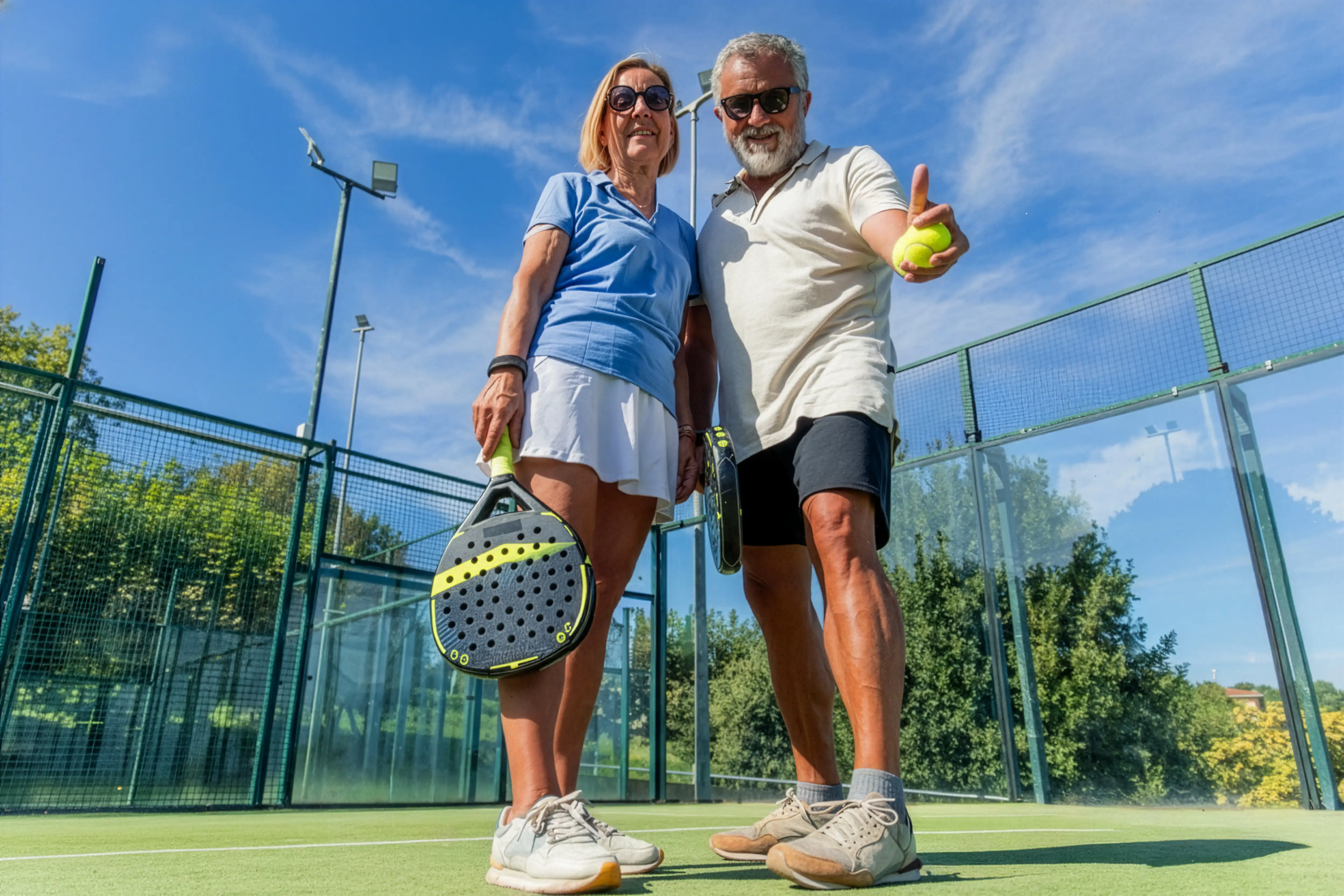 Personas jugando padel